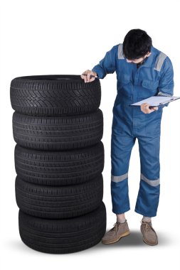 Arapça makinist lastik doku denetler