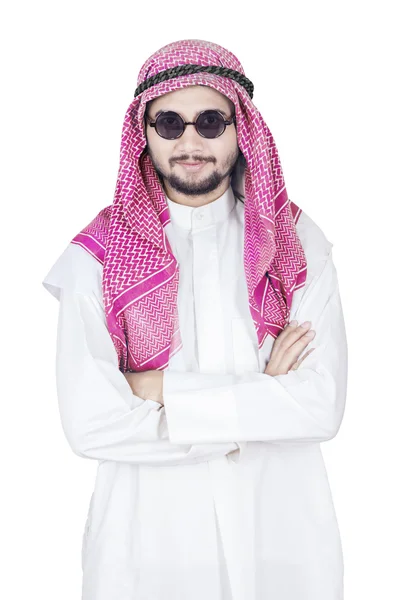 Arabische man gevouwen handen in studio — Stockfoto