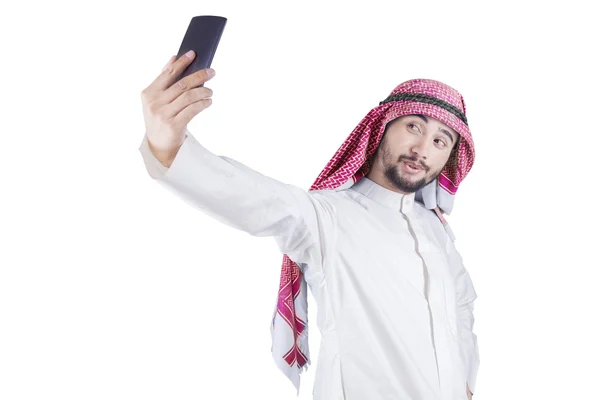 Arabský muž vezme selfie portrét — Stock fotografie