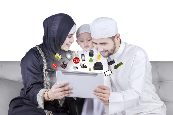 Arabo famiglia navigazione e acquistare prodotti online — Foto Stock