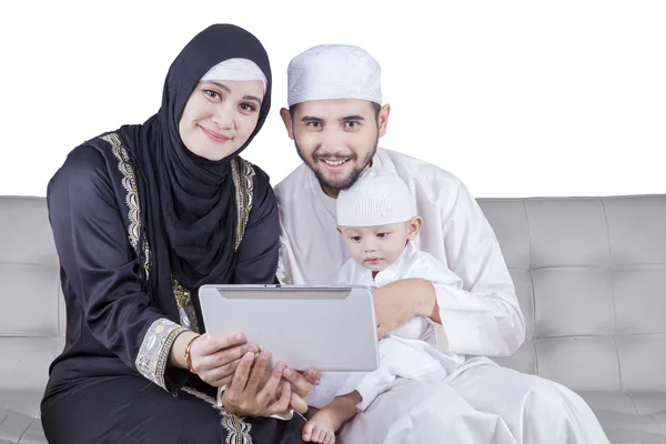 Famiglia araba uso tablet digitale sul divano — Foto Stock