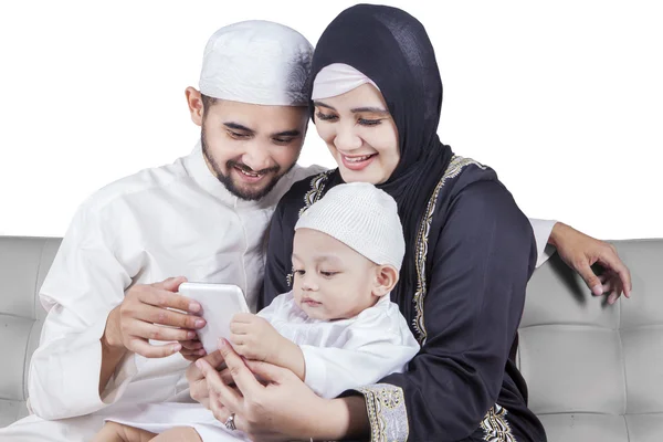 Família árabe usando smartphone juntos — Fotografia de Stock
