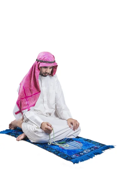 カーペットの上にアラビア語男ズィクル — ストック写真
