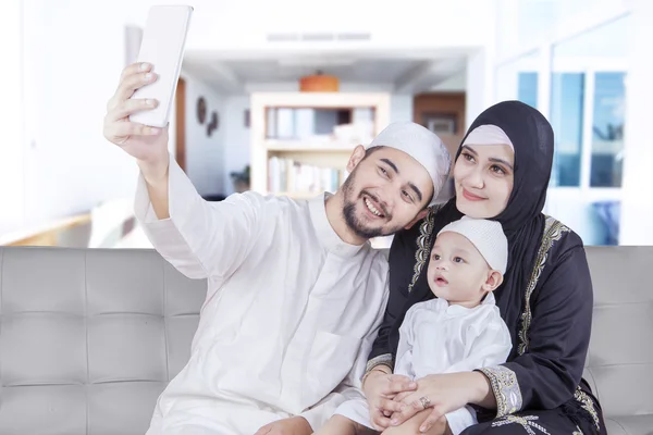 Arabische ouders en hun zoon selfie foto — Stockfoto