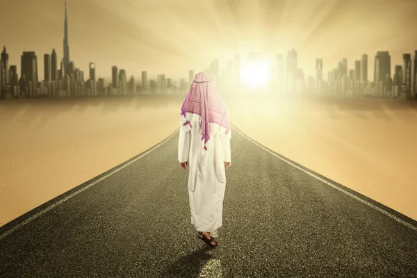 Arabic person walks on the road — Stock Photo, Image