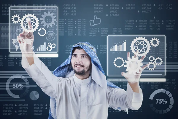 Arabiska arbetare arbetar med futuristiska skärm — Stockfoto