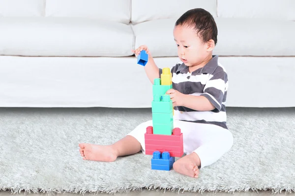 Bebê brincando com brinquedos de bloco — Fotografia de Stock