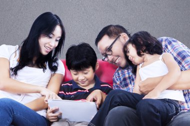 Aile kaliteli zaman touchpad ile kırmızı koltuk üzerinde