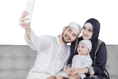 Orta Doğu aile alarak selfie kanepe