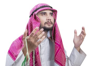 Orta Doğu adam çelenk ile dua