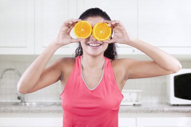 Modeli turuncu iki parça tutar