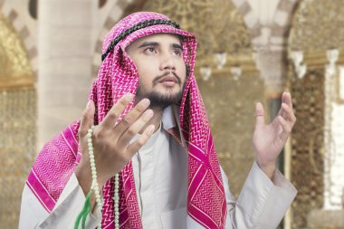 Müslüman erkek ile çelenk camide dua