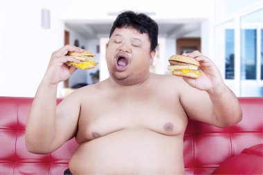 Obez kişinin zevk iki hamburger evde