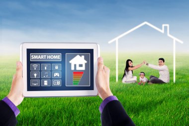 Akıllı ev simgeler ve mutlu bir aile