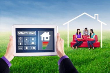 Akıllı ev denetleyicisi ve genç insanlar