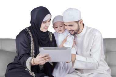 Arapça anne ve baba ve oğullarının tablet kullanmak