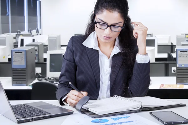 Busy female entrepreneur writes a note — Stock Photo, Image