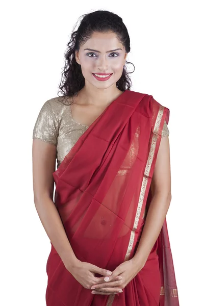 Model wanita India mengenakan sari merah — Stok Foto