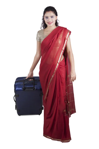 스튜디오에 가방을 들고 인도 여자 — 스톡 사진