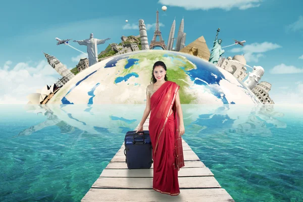 Indian woman walks on the jetty carrying bag — Stock Photo, Image