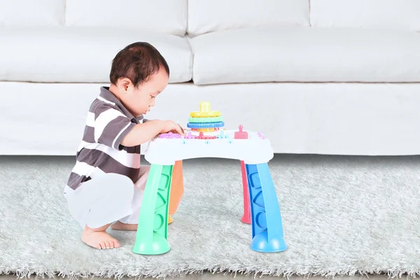 Pequeno bebê brincando com brinquedo — Fotografia de Stock