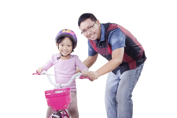 Adam kızı Bisiklete binmeyi öğretir — Stok fotoğraf