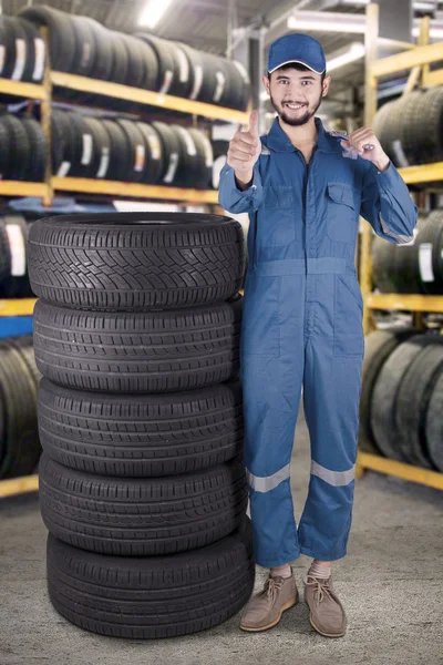 Mechanisch blijkt Ok ondertekenen in de banden shop — Stockfoto