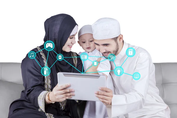 Famiglia musulmana tenere tablet con sistema di casa intelligente — Foto Stock