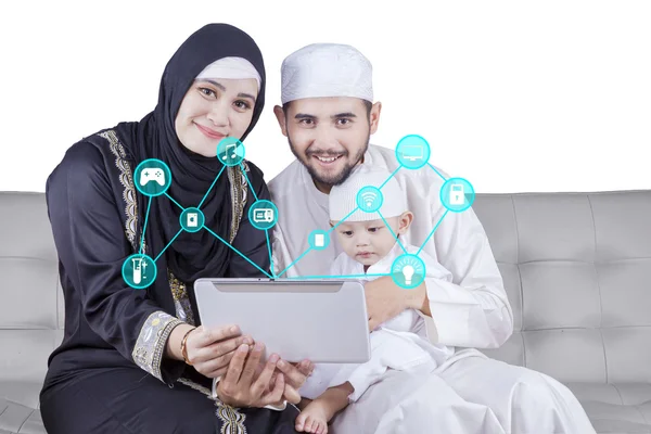 Muslimische Familie mit Smart-House-Antrag — Stockfoto