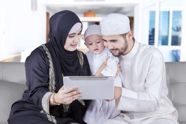 Les parents musulmans montrent la tablette sur leur fils — Photo