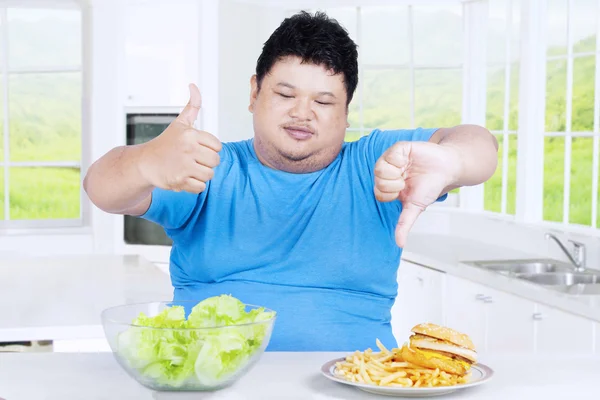 Persona obesa con ensalada y hamburguesa — Foto de Stock