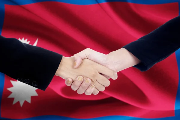 Partnerskapet handslag med flagga i Nepal — Stockfoto