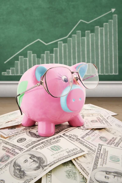 Piggy bank with money and chart — Stock Photo, Image