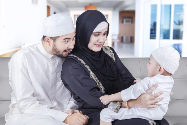Oğulları ile oynarken Arapça anne ve baba — Stok fotoğraf