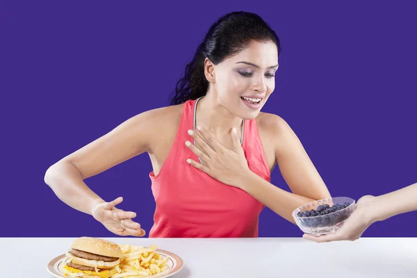 Frau weigert sich Fast Food zu essen — Stockfoto