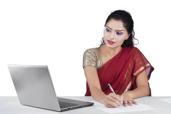 Kvinna med sari kläder arbetar på skrivbord — Stockfoto