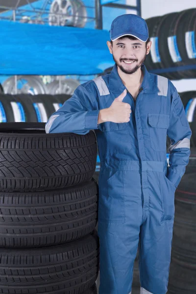 Trabajador del taller muestra signo OK — Foto de Stock