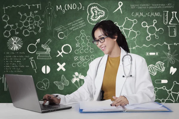 Jonge dokter te typen op laptop — Stockfoto