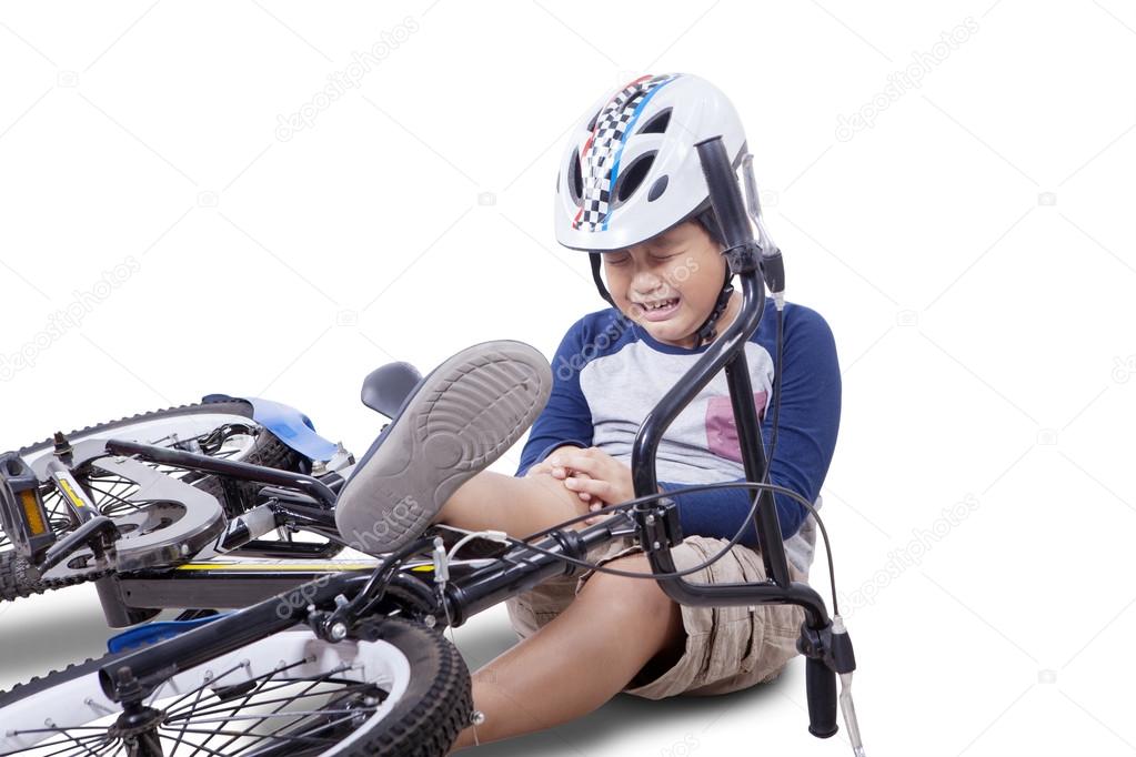 Jovem Caindo De Bicicleta Ao Fundo Foto de Stock - Imagem de emocional,  caucasiano: 161385594