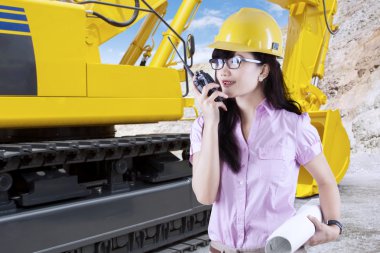 Yüklenici ile Ekskavatör inşaat sitesinde