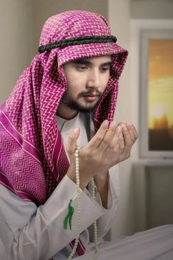 Dindar Arapça kişi evde dua ediyor