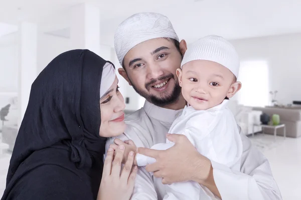 Arabische Familie lächelt zu Hause in die Kamera — Stockfoto