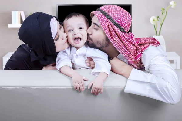 Arapça veliler evde onların oğlu yanak öpüşme — Stok fotoğraf