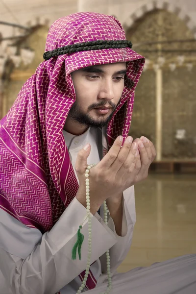 Arabic person with beads worships in mosque — Stock Photo, Image