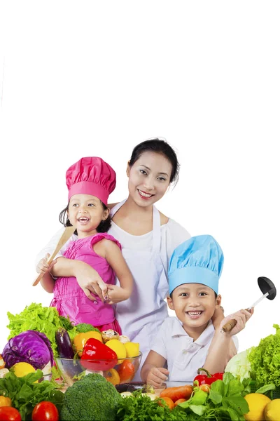 Asian family cooking together — Stock Photo, Image