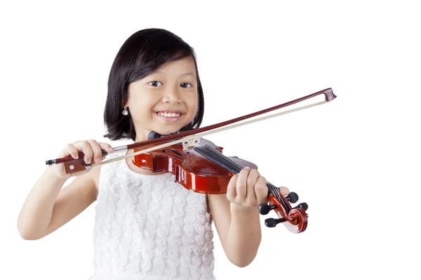 Chica alegre tocando el violín en el estudio — Foto de Stock