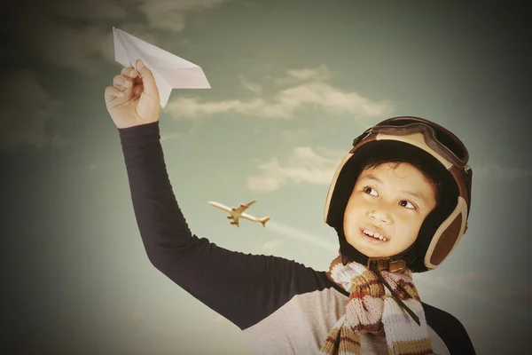 Enfant jouant un avion en papier — Photo