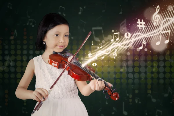 Cute girl plays violin on stage — Stock Photo, Image