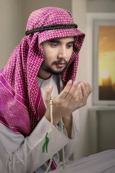 Dindar Arapça kişi evde dua ediyor