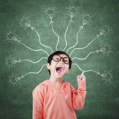 Küçük bir çocukla dallanma ampul